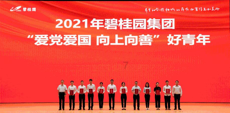 他出生于辽宁，是《亮剑》中丁伟的直接领导，曾长期在河北抗战